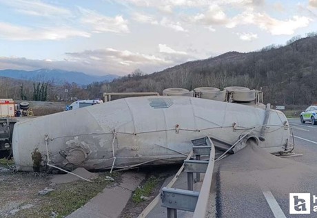Bursa - Ankara yolunda beton tankeri devrildi: 1 ölü