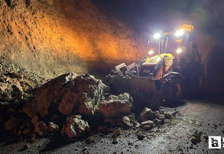 ABB ekipleri Beypazarı'nda yola sürüklenen kaya parçalarını temizledi