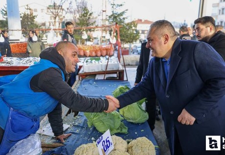 Keçiören Belediye Başkanı Özarslan, Ufuktepe Semt Pazarı'nı ziyaret etti