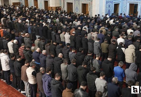 Ankara'da ilk teravih namazı için camiler doldu taştı