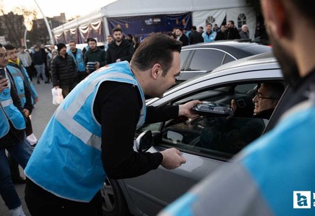 Çankaya'da iftara yetişemeyenlere ikramlık dağıttılar