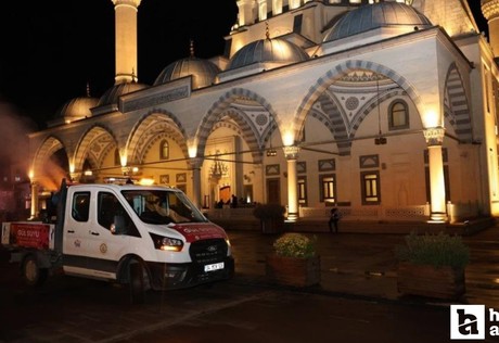 Kırıkkale'de belediye ekipleri sokaklara gül kokusu sıktı