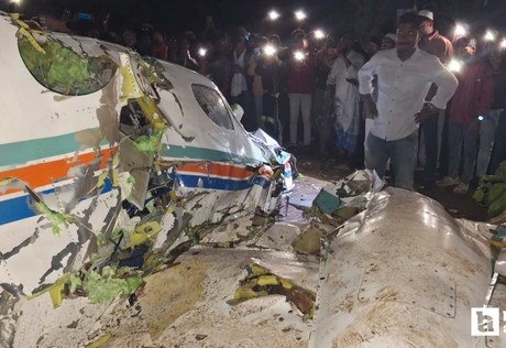 Hindistan'da içinde 7 kişi bulunan ambulans uçak düştü