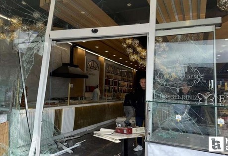 Etimesgut'ta otomobilin girdiği dükkanın çalışanları kaza anını anlattı