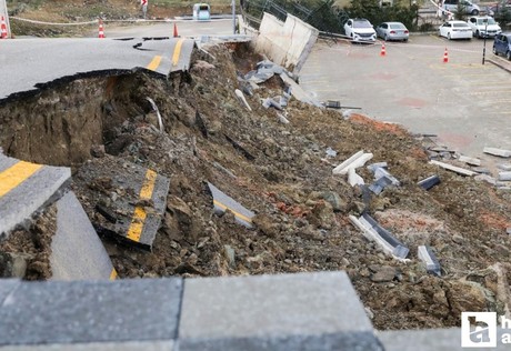 Etimesgut Belediyesi Bağlıca Mahallesi'ndeki yol çökmesini yerinde inceledi