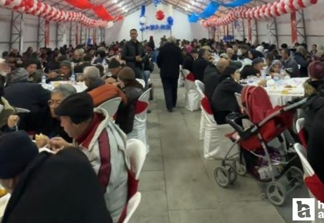 Sincan Belediyesinin iftar çadırlarında her gün binlerce kişi aynı sofrada oruçlarını açıyor