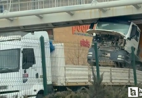 Yenimahalle’de AVM önündeki üst geçide, tırın taşıdığı kamyon çarptı!