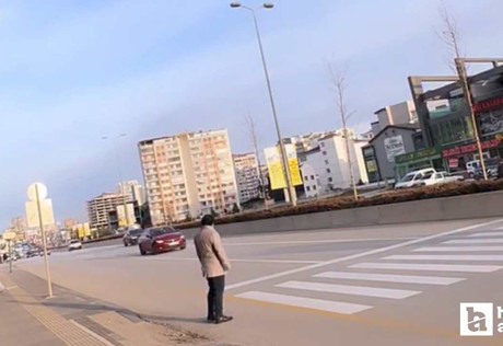 Etimesgut'ta karşıya geçmeye çalışan yaya zor anlar yaşadı