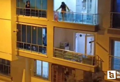 Keçiören'de sinir krizi geçirdiği iddia edilen genç kadın balkonundaki eşyaları yola fırlattı