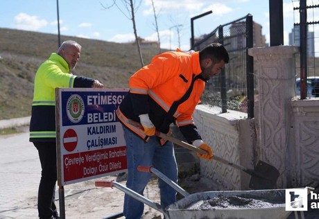 Etimesgut Belediyesi Fen İşleri ekiplerinin ilçe genelindeki çalışmaları sürüyor