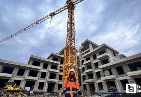 Ankaralı genç kadın ekmeğini gökyüzünde kazanıyor