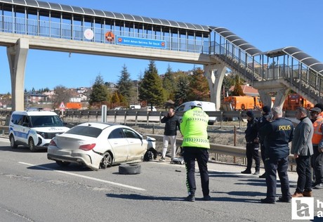 Kahramankazan'da kontrolden çıkan araç bariyerlere çarptı