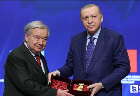 Cumhurbaşkanı Erdoğan, BM Genel Sekreteri Antonio Guterres’e ödülünü verdi