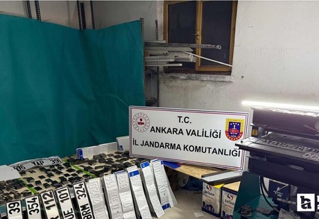 Keçiören'de sahte plaka basımı yaptıkları iddia edilen 2 şüpheli yakalandı