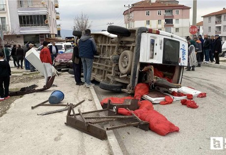 Çorum'da minibüs ile otomobil çarpıştı, 5 tarım işçisi yaralandı