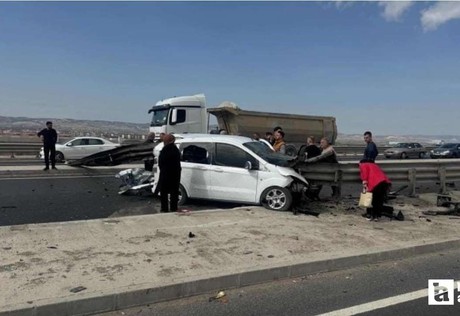 Sincan'da hafif ticari araç demir bariyere ok gibi saplandı