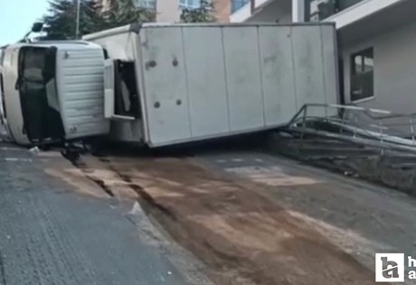 Çankaya'da yokuş yukarı çıkan kamyon devrildi