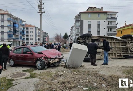 Çorum’da tarım işçilerini taşıyan minibüs otomobille çarpıştı: 5 yaralı