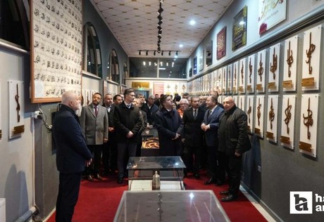 Kırıkkale'de Kadir Gecesi’nde kutsal emanetlerin sergilendiği külliye yoğun ilgi gördü