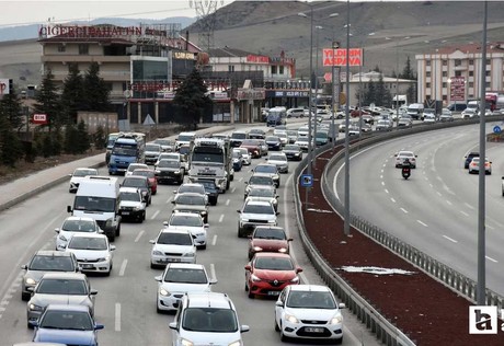 "Kilit Kavşak" Kırıkkale'de bayram trafiği yoğunluğu yaşanıyor