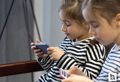 Çocuklarda uzun süreli sosyal medya kullanımı 4 riski beraberinde getiriyor