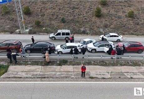 Kırıkkale'de 6 araçlı trafik kazasında 3 kişi yaralandı