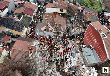 Fatih'te çöken 2 binanın enkazından 1 kişinin cansız bedeni çıkarıldı
