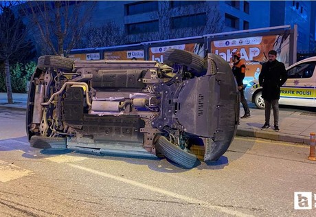 Çorum'da minibüs ile çarpışan cip devrilip yan yattı
