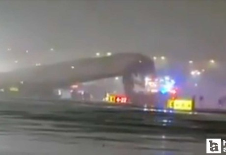 New York'ta uçak, havalimanına inişi sırasında itfaiye aracına çarptı