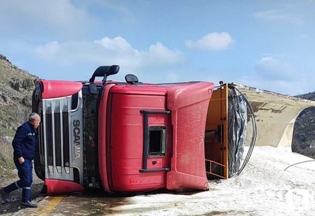 Sincan'da trafik kazası: Tır devrildi, Zir Vadisi yolu trafiğe kapandı