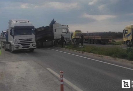 Ankara - İzmir kara yolunda tır ile kamyon çarpıştı: 2 yaralı