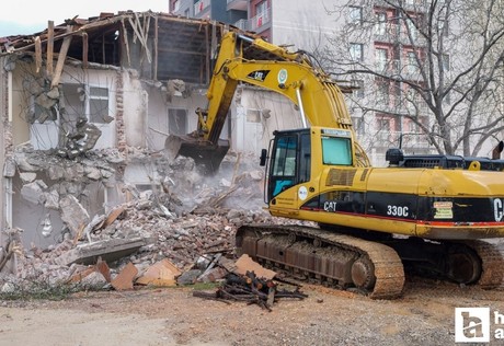 Etimesgut Belediyesi metruk yapıları kontrollü ortadan kaldırıyor