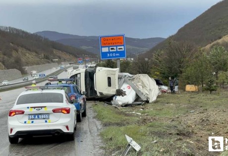 Samsun - Ankara kara yolunda tır devrildi: 1 yaralı!