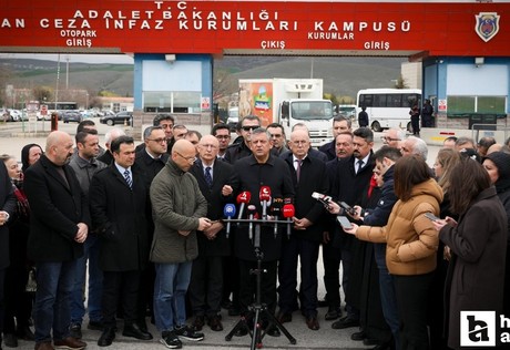 Özgür Özel, Sincan Cezaevi'nde bulunan İsmail Arı ve Tanju Özcan'ı ziyaret etti