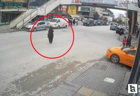 Yenimahalle'de yolun karşısına geçmeye çalışan çocuğa araba çarptı