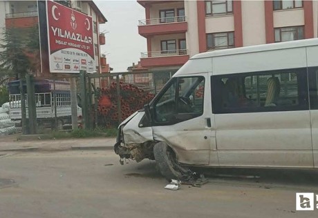 Beypazarı'nda 3 araçlı zincirleme trafik kazasında 3 sürücü yaralandı