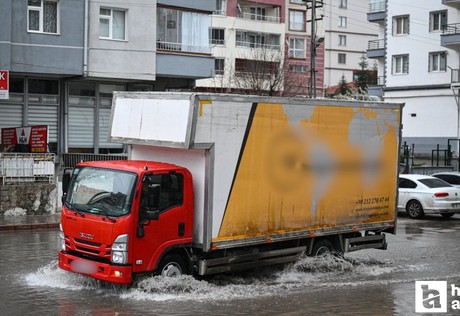 Ankara'da etkili olan sağanak yağış hayatı olumsuz etkiledi