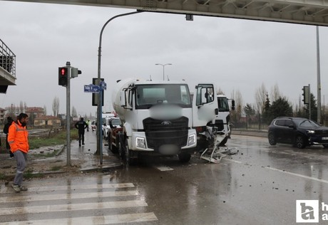Çubuk'ta üç beton mikseri kazaya karıştı: 1 yaralı