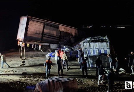 Çorum'da tır devrildi, Ankara-Tokat karayolu 5 saat ulaşıma kapandı