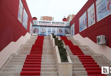 Etimesgut Belediyesi, Yunus Emre Kültür Merkezi'ni 'Bir Halk Düşmanı' oyununun prömiyeri ile açıyor!