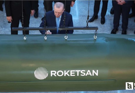 Cumhurbaşkanı Erdoğan, Tayfun Blok-4 füzesinin üzerine imzasını attı