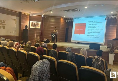 Pursaklar Belediyesi'nin düzenlediği seminerde değerlerin edinilmesinde ailenin rolü anlatıldı