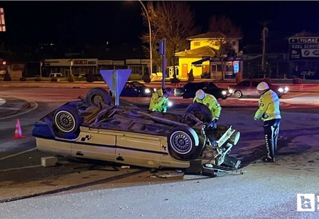 Çorum'da iki otomobil çarpıştı, araçlardan biri takla attı