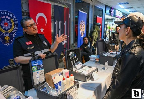 Kızılay Metrosu'nda 'Tarihi Polis Kıyafetleri Sergisi' açıldı