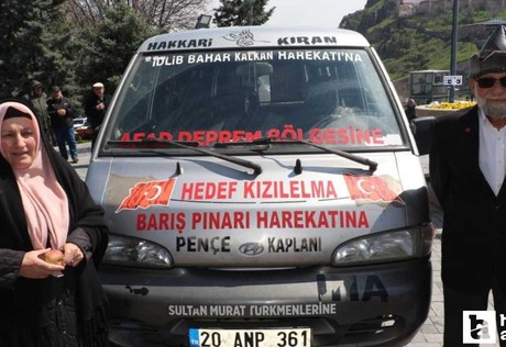 'Elmacı Dede' Hacı Bayram'da şehit polislerin hayrına elma dağıttı