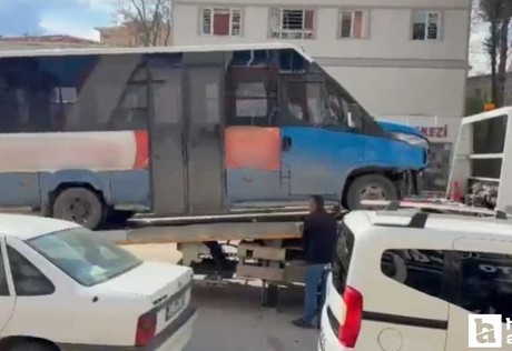 Sincan'da minibüs kamyonetle çarpıştı: 5 kişi yaralandı!