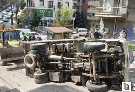 Çankaya’da sürücü yokuşta ilerleyemeyen kamyonetini araçlara çarpmamak için kasten devirdiğini iddia etti