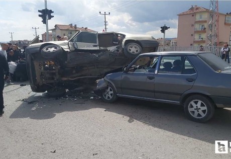 Çubuk'ta iki otomobil çarpıştı, üç kişi yaralandı!