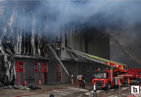 Yenimahalle'de mobilya deposunda çıkan yangın söndürüldü