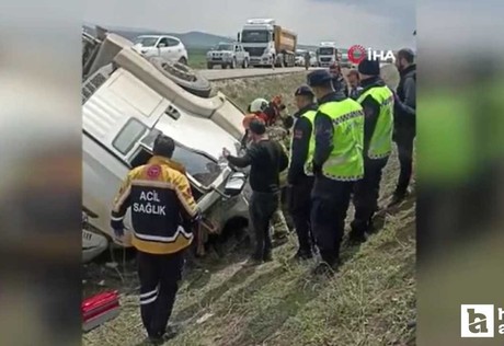Haymana'da kum yüklü kamyon yola devrildi: 1 yaralı